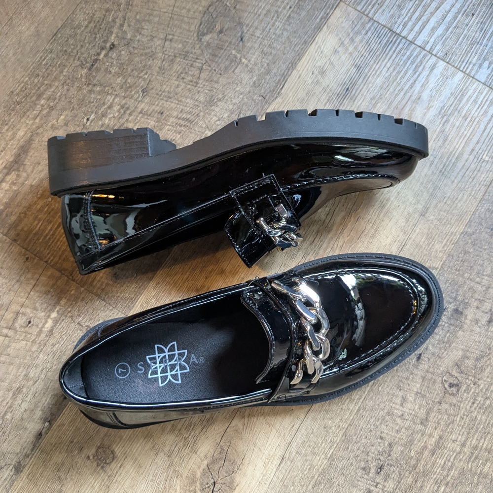 Serra Black Flats with Glossy Finish